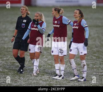 L'arbitro Sarah Garratt Adriana Leon del West Ham United WFC, Emily van Egmond del West Ham United WFC e Martha Thomas del West Ham United WFC durante il Barclays fa Women's Super League match tra West Ham United Women e Bristol City al Chigwell Construction Stadium il 07th febbraio , 2021 a Dagenham, Inghilterra (Photo by Action Foto Sport/NurPhoto) Foto Stock