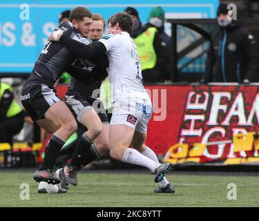 Ben Stevenson di Newcastle Falcons in azione con Ian Whitten degli Exeter Chiefs durante la partita della Gallagher Premiership tra i Newcastle Falcons e gli Exeter Chiefs a Kingston Park, Newcastle, domenica 7th febbraio 2021. (Foto di Chris Lishman/MI News/NurPhoto) Foto Stock