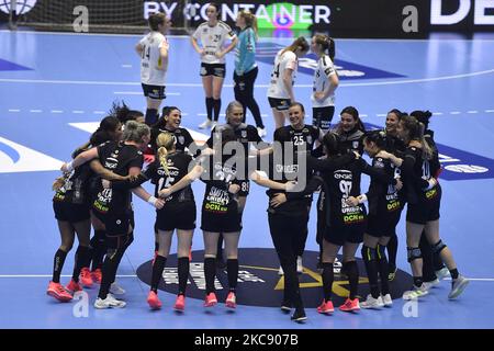 Barbara Lazovic, Laura Moisa, Cristina Neagu, Carmen Martin, Jelena Grubisic, Crina Pintea, Siraba Dembele, Eizabeth Omoregie, Martine Smets, Andrea Klikovac, Crina Pintea di CSM Bucarest in azione durante la partita tra CSM Bucarest e il Team Esbjerg il 6 febbraio 2021 a Bucarest, Romania. (Foto di Alex Nicodim/NurPhoto) Foto Stock