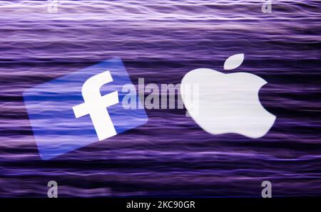 I logo Facebook e Apple visualizzati su uno schermo del telefono e su una tastiera sono visibili in questa foto di illustrazione a esposizione multipla scattata in Polonia il 8 febbraio 2021. Facebook ha reagito negativamente alle modifiche dell'informativa sulla privacy di Apple. (Foto di Jakub Porzycki/NurPhoto) Foto Stock