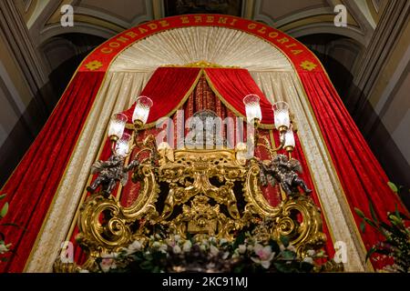 La statua di San Corrado è esposta nella Cattedrale di Molfetta il 9 febbraio 2021 a Molfetta. Il 9 febbraio è la festa liturgica dedicata a San Corrado, patrono della Molfetta. In questa data la Chiesa ricorda il giorno in cui, secondo la tradizione, le reliquie del Santo furono trasferite da Modugno, luogo della sua morte, a Molfetta. La festa di San Corrado quest'anno, per ovvie ragioni legate all'attuale emergenza sanitaria, era priva di celebrazioni che avevano visto la comunità cittadina riunirsi intorno alla tradizionale illuminazione di falò ma solo religiosi con varie celebrità Foto Stock