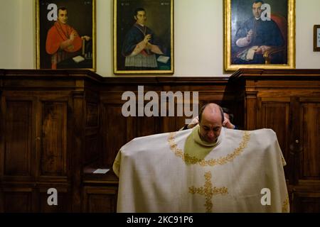 Il parroco Don Vito Bufi si prepara a celebrare la messa dedicata a San Corrado nella Cattedrale di Molfetta il 9 febbraio 2021 a Molfetta. Il 9 febbraio è la festa liturgica dedicata a San Corrado, patrono della Molfetta. In questa data la Chiesa ricorda il giorno in cui, secondo la tradizione, le reliquie del Santo furono trasferite da Modugno, luogo della sua morte, a Molfetta. La festa di San Corrado quest'anno, per ovvie ragioni legate all'attuale emergenza sanitaria, era priva di celebrazioni che avevano visto la comunità cittadina riunirsi intorno all'illuminazione tradizionale Foto Stock