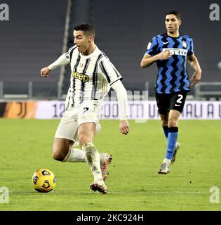 Cristiano Ronaldo della Juventus in azione durante la semifinale della Coppa Italia Juventus e FC Internazionale allo Stadio Allianz il 09 febbraio 2021 a Torino. Gli stadi sportivi in tutta Italia restano soggetti a rigorose restrizioni a causa del Coronavirus Pandemic, in quanto le leggi governative di allontanamento sociale vietano ai fan di entrare nei locali, con conseguente gioco a porte chiuse. (Foto di Giuseppe Cottini/NurPhoto) Foto Stock