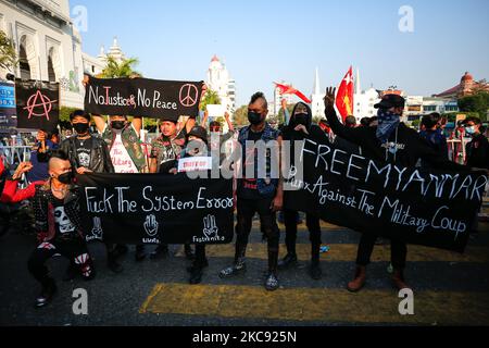 I punk del Myanmar partecipano a una manifestazione contro il colpo di stato militare nei pressi della Pagoda di Sule a Yangon, Myanmar, il 9 febbraio 2021. (Foto di Myat Thu Kyaw/NurPhoto) Foto Stock