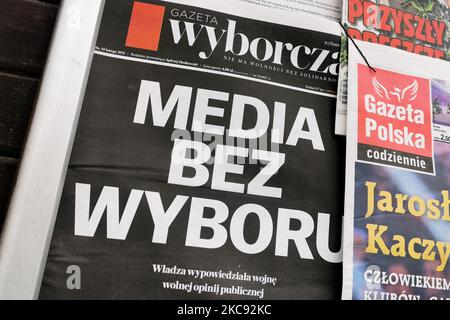 La dichiarazione di protesta "media senza scelta" è riportata sulla prima pagina del quotidiano Gazeta Wyborcza. Cracovia, Polonia il 10 febbraio 2021. I media polacchi indipendenti hanno sospeso la copertura delle notizie e le pagine web delle principali organizzazioni giornalistiche del paese sono state vuote mercoledì mattina per protestare contro una nuova tassa pubblicitaria che, secondo le emittenti e gli editori, non mira a raccogliere fondi, ma a minare la libertà di stampa. (Foto di Beata Zawrzel/NurPhoto) Foto Stock