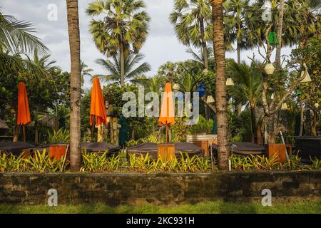 Piscina dell'hotel chiusa durante le restrizioni locali in mezzo al COVID-19 a Kuta, Bali, Indonesia, il 10 2021 febbraio. Il governo impone restrizioni per le attività pubbliche e non ha aperto i turisti stranieri a visitare a causa dell'aumento dei casi di infezione COVID-19 in tutta l'isola. L'Indonesia ha riportato più di un milione di casi di COVID-19 e è diventata il numero più alto nel sud-est asiatico. (Foto di Johanes Christo/NurPhoto) Foto Stock