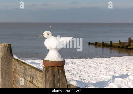 Una figura di un uccello fatto di neve è visto su una spiaggia coperta di neve in una giornata di sole inverno nella costa sud-orientale dell'Inghilterra dopo che le temperature di congelamento e nevicate insolite hanno colpito la zona - 11 febbraio 2021 a Whitstable, Inghilterra. (Foto di Dominika Zarzycka/NurPhoto) Foto Stock