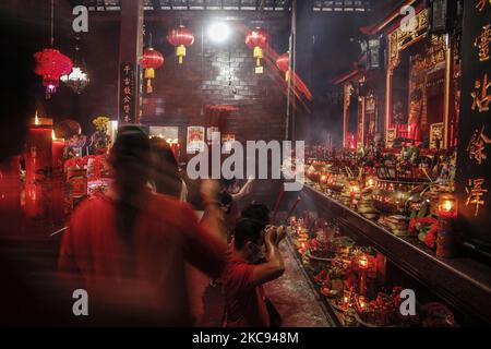 L'etica cinese prega durante il Capodanno lunare cinese in mezzo alla pandemia COVID-19 in un tempio a Kuta, Bali, Indonesia il 12 2021 febbraio. (Foto di Johanes Christo/NurPhoto) Foto Stock