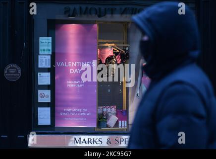 Una persona che indossa una maschera facciale passa davanti alla nuova finestra di San Valentino di Marx e Spencer su Grafton Street nel centro di Dublino, durante il blocco del livello 5 Covid-19. Venerdì 12 febbraio 2021 a Dublino, Irlanda. (Foto di Artur Widak/NurPhoto) Foto Stock