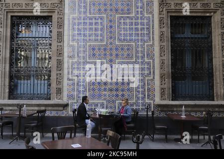 Diners al ristorante Sanborns Casa de los Azulejos nel centro storico di Città del Messico, durante l'annuncio delle autorità della capitale circa il ritorno al semaforo epidemiologico arancione a partire da Lunedi, 15 febbraio, durante l'emergenza sanitaria a causa del COVID-19 e la diminuzione dell'occupazione ospedaliera. (Foto di Gerardo Vieyra/NurPhoto) Foto Stock