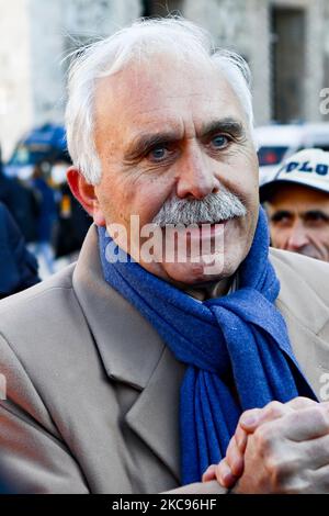 Il leader Antonio Pappalardo è visto al rally di protesta dei negatori di gilet arancioni contro le restrizioni italiane per l'emergenza Coronavirus capitanate dal leader Antonio Pappalardo in Piazza Duomo, Milano, Italia, il 13 2021 febbraio (Foto di Mairo Cinquetti/NurPhoto) Foto Stock