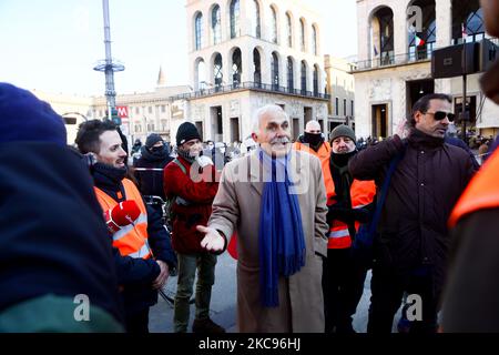 Il leader Antonio Pappalardo è visto al rally di protesta dei negatori di gilet arancioni contro le restrizioni italiane per l'emergenza Coronavirus capitanate dal leader Antonio Pappalardo in Piazza Duomo, Milano, Italia, il 13 2021 febbraio (Foto di Mairo Cinquetti/NurPhoto) Foto Stock