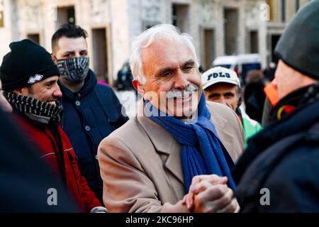 Il leader Antonio Pappalardo è visto al rally di protesta dei negatori di gilet arancioni contro le restrizioni italiane per l'emergenza Coronavirus capitanate dal leader Antonio Pappalardo in Piazza Duomo, Milano, Italia, il 13 2021 febbraio (Foto di Mairo Cinquetti/NurPhoto) Foto Stock