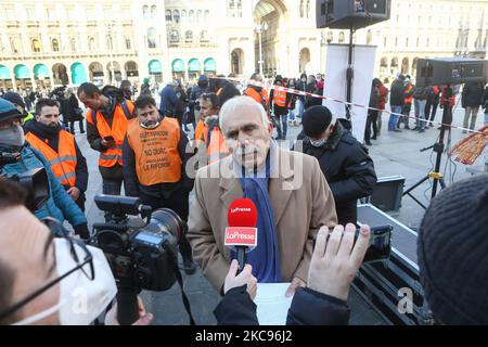 Il leader Antonio Pappalardo è visto al rally di protesta dei negatori di gilet arancioni contro le restrizioni italiane per l'emergenza Coronavirus capitanate dal leader Antonio Pappalardo in Piazza Duomo, Milano, Italia, il 13 2021 febbraio (Foto di Mairo Cinquetti/NurPhoto) Foto Stock