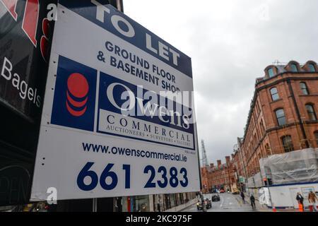 Un cartello 'To Let' visto all'esterno di un business locale nel centro di Dublino, durante il livello 5 Covid-19 Lockdown. Sabato 13 febbraio 2021 a Dublino, Irlanda. (Foto di Artur Widak/NurPhoto) Foto Stock