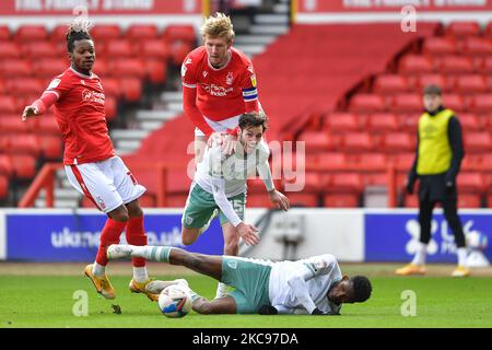 Joe Worrall (4) di Nottingham Forest combatte con Adam Smith dell'AFC Bournemouth durante la partita del campionato Sky Bet tra Nottingham Forest e Bournemouth al City Ground di Nottingham sabato 13th febbraio 2021. (Foto di Jon Hobley/MI News/NurPhoto) Foto Stock