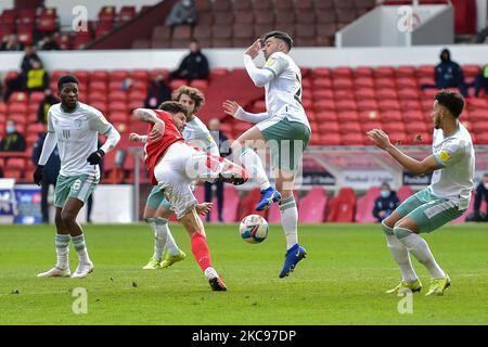 Tobias Figueiredo (3) di Nottingham Forest combatte con Diego Rico di AFC Bournemouth durante la partita di Sky Bet Championship tra Nottingham Forest e Bournemouth al City Ground, Nottingham, sabato 13th febbraio 2021. (Foto di Jon Hobley/MI News/NurPhoto) Foto Stock