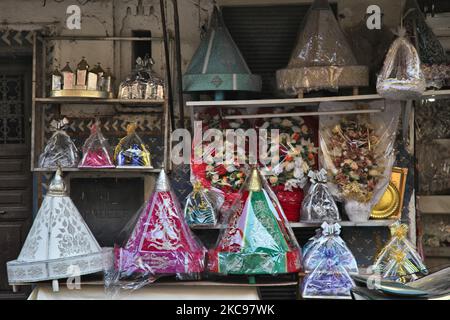 Tabak (tradizionali scatole coniche di regalo per matrimoni islamici) in un negozio nella medina (città vecchia) di Fez in Marocco, Africa. (Foto di Creative Touch Imaging Ltd./NurPhoto) Foto Stock