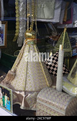 Tabak (tradizionali scatole coniche di regalo per matrimoni islamici) in un negozio nella medina (città vecchia) di Fez in Marocco, Africa. (Foto di Creative Touch Imaging Ltd./NurPhoto) Foto Stock