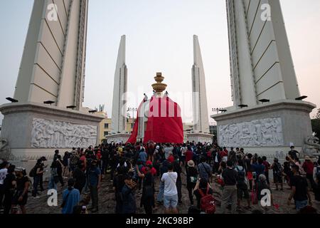 I manifestanti pro-democrazia avvolgono il Monumento della democrazia durante una protesta che chiede di abolire l'articolo 112 del codice penale tailandese vicino al Monumento della democrazia il 13 febbraio 2021 a Bangkok, Thailandia. (Foto di Vachira Vachira/NurPhoto) Foto Stock