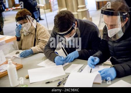 Elezioni regionali in Catalogna con misure di protezione in mezzo al covid-19 / coronavirus pandemia a Barcellona, Catalogna, Spagna il 14 febbraio 2021. (Foto di Albert Llop/NurPhoto) Foto Stock
