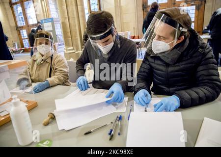 Elezioni regionali in Catalogna con misure di protezione in mezzo al covid-19 / coronavirus pandemia a Barcellona, Catalogna, Spagna il 14 febbraio 2021. (Foto di Albert Llop/NurPhoto) Foto Stock