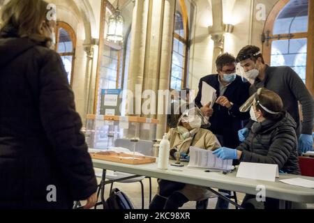 Elezioni regionali in Catalogna con misure di protezione in mezzo al covid-19 / coronavirus pandemia a Barcellona, Catalogna, Spagna il 14 febbraio 2021. (Foto di Albert Llop/NurPhoto) Foto Stock