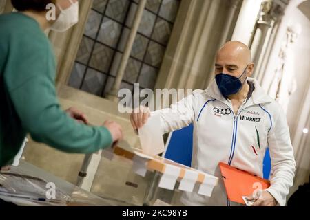 Elezioni regionali in Catalogna con misure di protezione in mezzo al covid-19 / coronavirus pandemia a Barcellona, Catalogna, Spagna il 14 febbraio 2021. (Foto di Albert Llop/NurPhoto) Foto Stock