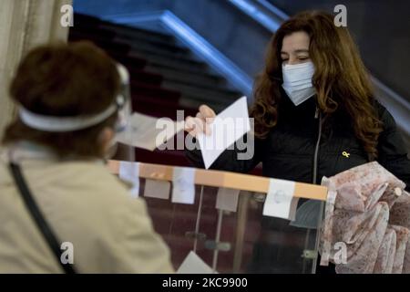 Elezioni regionali in Catalogna con misure di protezione in mezzo al covid-19 / coronavirus pandemia a Barcellona, Catalogna, Spagna il 14 febbraio 2021. (Foto di Albert Llop/NurPhoto) Foto Stock