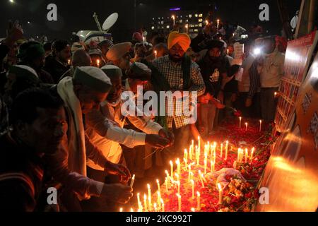 Gli agricoltori partecipano a una marcia a lume di candela per rendere omaggio alle truppe paramilitari uccise in un attentato suicida nel distretto di Pulwama nel Kashmir meridionale nel 2019, nel luogo di una protesta contro le nuove riforme agricole al confine Delhi-Utttar Pradesh vicino Ghazipur, alla periferia di Nuova Delhi, India il 14 febbraio 2021. (Foto di Mayank Makhija/NurPhoto) Foto Stock