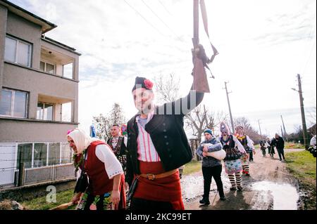 Pobeda villaggio, Yambol. Bulgaria. Gli uomini vestiti come creature spaventose camminano intorno al villaggio di Pobeda, quartiere di Yambol, Bulgaria, per visitare le case e allontanare gli spiriti malvagi. L'antica tradizione bulgara del Kuker si è svolta tra l'inverno e la primavera, all'inizio del nuovo anno agricolo. Le maschere sono uniche per ogni regione del paese, ma di solito coinvolgono grandi campane, tessuti dai colori luminosi e pellicce animali. Ci sono ruoli tra i gruppi Kuker come l'anziano, la sposa, il medico, l'orso e così via. I “kukers” hanno battuto simbolicamente i proprietari di casa con Foto Stock