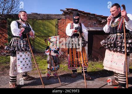 Pobeda villaggio, Yambol. Bulgaria. Gli uomini vestiti come creature spaventose camminano intorno al villaggio di Pobeda, quartiere di Yambol, Bulgaria, per visitare le case e allontanare gli spiriti malvagi. L'antica tradizione bulgara del Kuker si è svolta tra l'inverno e la primavera, all'inizio del nuovo anno agricolo. Le maschere sono uniche per ogni regione del paese, ma di solito coinvolgono grandi campane, tessuti dai colori luminosi e pellicce animali. Ci sono ruoli tra i gruppi Kuker come l'anziano, la sposa, il medico, l'orso e così via. I “kukers” hanno battuto simbolicamente i proprietari di casa con Foto Stock