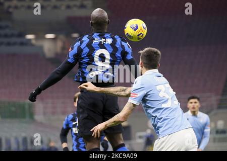 Romelu Lukaku del FC Internazionale compete per la palla con Francesco Acerbi della SS Lazio durante la Serie A match tra FC Internazionale e SS Lazio allo Stadio Giuseppe Meazza il 14 febbraio 2021 a Milano. Gli stadi sportivi in tutta Italia restano soggetti a rigorose restrizioni a causa del Coronavirus Pandemic, in quanto le leggi governative di allontanamento sociale vietano ai fan di entrare nei locali, con conseguente gioco a porte chiuse. (Foto di Giuseppe Cottini/NurPhoto) Foto Stock