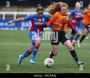 L-R Bianca Baptiste of Crystal Palace Women assume Olivia Smith of London Bees durante il Campionato delle Donne fa tra Crystal Palace Women e London Bees Women allo Stadio Hayes Lane di Bromley, Regno Unito, il 14th gennaio 2021 (Photo by Action Foto Sport/NurPhoto) Foto Stock