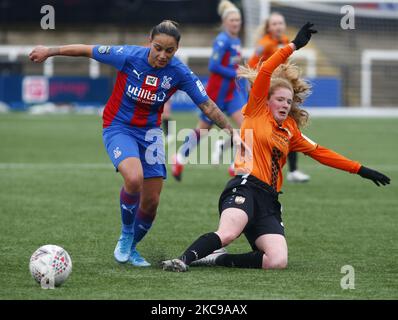 L-R Bianca Baptiste of Crystal Palace Women assume Olivia Smith of London Bees durante il Campionato delle Donne fa tra Crystal Palace Women e London Bees Women allo Stadio Hayes Lane di Bromley, Regno Unito, il 14th gennaio 2021 (Photo by Action Foto Sport/NurPhoto) Foto Stock