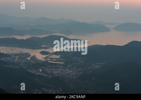 Una vista di Sai Kung all'alba del quarto giorno del nuovo anno lunare a Hong Kong, Cina, 15 febbraio 2021. (Foto di Marc Fernandes/NurPhoto) Foto Stock