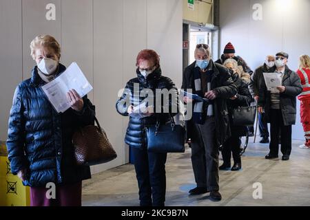 Nella foto i primi anziani oltre i 80 si sono allineati all'interno del padiglione del complesso Padova Fiera in attesa di ricevere la somministrazione della prima dose del vaccino Pfizer-Biontech contro il Covid19. Indossano maschere protettive e sono distanziati di un metro. Il comune di Padova ha istituito un punto di vaccinazione contro il Covid19 (Coronavirus) con il vaccino prodotto da Pfizer-Biotech all'interno dei padiglioni del complesso espositivo di Via Tommaseo. Inizia oggi la campagna di vaccinazione per gli anziani di età superiore ai 80 anni. Il 15 febbraio 2021, a Padova (Foto di Roberto Silvino/NurPhoto) Foto Stock