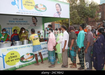 Attrice e MLA Nayana Banerjee distribuire INR ..RS.5/ pasto dopo il Bengala Occidentale Capo Ministro Mamata Banerjee virtuale Inagurazione a Kolkata il 15,2021 febbraio. Prima delle elezioni dell'assemblea nello stato, il ministro capo del Bengala occidentale Mamata Banerjee il lunedì ha virtualmente lanciato lo schema 'Maaa' sotto il quale il suo governo avrebbe fornito un pasto ad un costo nominale di RS 5 a povera people.They otterrà un piatto di riso, dal, Una verdura e curry uovo per RS 5, ha detto aggiungendo che il governo statale porterà una sovvenzione di RS 15 per Plate.Self-help gruppi opererà le cucine dalle 1:3 pm alle 22:00 pm Foto Stock