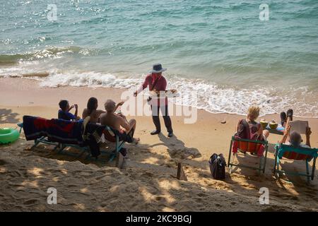 Beach Vendor sulla spiaggia cittadina di Pattaya, Thailandia Foto Stock