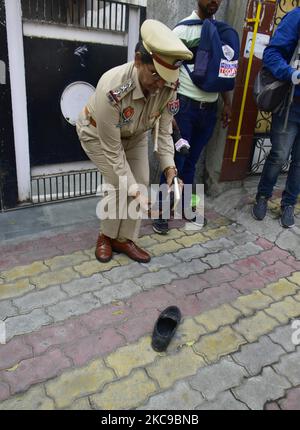 AMRITSAR, INDIA - 4 NOVEMBRE: Il personale della polizia indaga sulla scena del crimine in cui Shiv Sena Taksali, leader Sudhir Suri, è stato ucciso a colpi di arma da fuoco a Gopal Nagar il 4 novembre 2022 ad Amritsar, India. La sparatoria ha avuto luogo fuori di un tempio quando protestava contro le autorità del tempio dopo la scoperta di alcuni idoli rotti nella spazzatura fuori dei locali del tempio. Secondo quanto riferito, Suri era in una lista di successo e aveva già delle guardie per proteggerlo. L'attaccante sospettato è stato rapito dalla folla e successivamente preso in custodia dalla polizia. Sandeep Singh è stato identificato come l'attaccante sospetto. ( Foto Stock