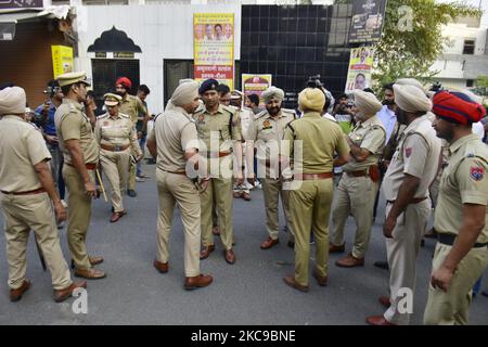 AMRITSAR, INDIA - 4 NOVEMBRE: Il personale della polizia indaga sulla scena del crimine in cui Shiv Sena Taksali, leader Sudhir Suri, è stato ucciso a colpi di arma da fuoco a Gopal Nagar il 4 novembre 2022 ad Amritsar, India. La sparatoria ha avuto luogo fuori di un tempio quando protestava contro le autorità del tempio dopo la scoperta di alcuni idoli rotti nella spazzatura fuori dei locali del tempio. Secondo quanto riferito, Suri era in una lista di successo e aveva già delle guardie per proteggerlo. L'attaccante sospettato è stato rapito dalla folla e successivamente preso in custodia dalla polizia. Sandeep Singh è stato identificato come l'attaccante sospetto. ( Foto Stock