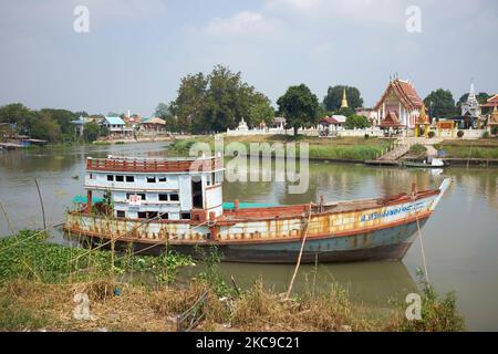 Barca arrugginita sul fiume ad Ayutthaya, Thailandia Foto Stock