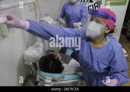 Angélica Martínez, chirurgo dentale, assiste un paziente che ha assistito per un posizionamento della resina durante l'emergenza sanitaria e il semaforo epidemiologico arancione, presso la sua clinica situata a Colonia Las Arboledas Tláhuac, Città del Messico. Prima dell'inizio della vaccinazione contro il COVID-19 in Messico, l'Unione dentale ha lanciato una campagna per rendere visibile la necessità di essere considerati nella prima fase del piano nazionale di vaccinazione, poiché nella loro pratica professionale quotidiana sono a rischio di essere infettati con coronavirus da essere in contatto diretto con la bocca e la saliva dei vostri pazienti. Sostengono che Foto Stock