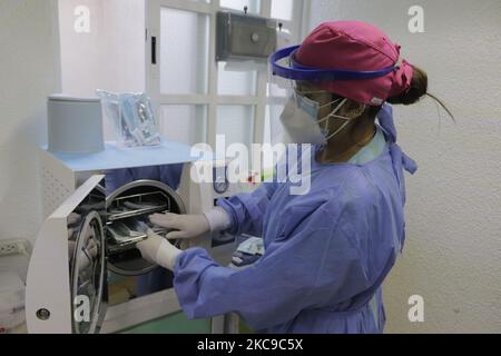 Angélica Martínez, chirurgo dentale, supervisiona l'autoclave prima di prendersi cura delle persone con qualsiasi malattia dentale durante l'emergenza sanitaria e il semaforo epidemiologico arancione presso la sua clinica situata a Colonia Las Arboledas Tláhuac, Città del Messico. Prima dell'inizio della vaccinazione contro il COVID-19 in Messico, l'Unione dentale ha lanciato una campagna per rendere visibile la necessità di essere considerati nella prima fase del piano nazionale di vaccinazione, poiché nella loro pratica professionale quotidiana sono a rischio di essere infettati con coronavirus da essere in contatto diretto con la bocca e la saliva dei vostri pazienti Foto Stock