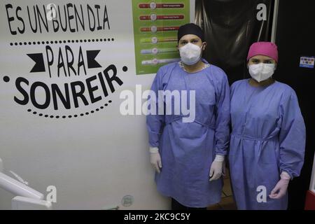 Angélica Martínez e Ayax Malacate, odontoiatrici, assistono ad un paziente che ha assistito ad una pulizia dentale durante l'emergenza sanitaria ed il semaforo epidemiologico arancione, presso la loro clinica situata a Colonia Las Arboledas Tláhuac, Città del Messico. Prima dell'inizio della vaccinazione contro il COVID-19 in Messico, l'Unione dentale ha lanciato una campagna per rendere visibile la necessità di essere considerati nella prima fase del piano nazionale di vaccinazione, poiché nella loro pratica professionale quotidiana sono a rischio di essere infettati con coronavirus da essere in contatto diretto con la bocca e la saliva dei vostri pazienti. Foto Stock