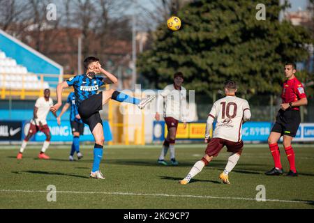 Cesare Casadei del FC Internazionale durante la Primavera 1 TIM match tra FC Internazionale U19 e AS Roma U19 allo Stadio Breda il 11 febbraio 2021 a Sesto San Giovanni. (Foto di Alessandro Bremec/NurPhoto) Foto Stock