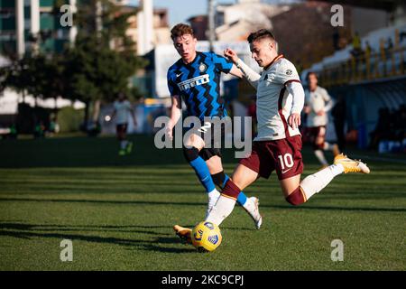 TIBO Persyn del FC Internazionale e Nicola Zalewski di AS Roma durante la Primavera 1 TIM match tra FC Internazionale U19 e AS Roma U19 allo Stadio Breda il 11 febbraio 2021 a Sesto San Giovanni. (Foto di Alessandro Bremec/NurPhoto) Foto Stock