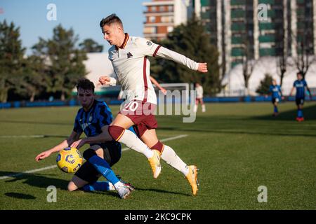 TIBO Persyn del FC Internazionale e Nicola Zalewski di AS Roma durante la Primavera 1 TIM match tra FC Internazionale U19 e AS Roma U19 allo Stadio Breda il 11 febbraio 2021 a Sesto San Giovanni. (Foto di Alessandro Bremec/NurPhoto) Foto Stock