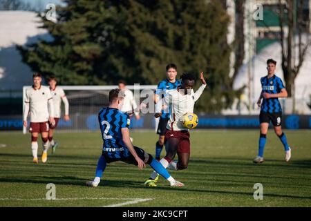 TIBO Persyn del FC Internazionale e Ebrima Darboe DELL'AS Roma durante la prima partita TIM 1 tra FC Internazionale U19 e AS Roma U19 allo Stadio Breda il 11 febbraio 2021 a Sesto San Giovanni. (Foto di Alessandro Bremec/NurPhoto) Foto Stock