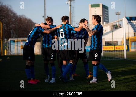 TIBO Persyn e Martín Satriano Costa del FC Internazionale durante la Primavera 1 TIM match tra FC Internazionale U19 e AS Roma U19 allo Stadio Breda il 11 febbraio 2021 a Sesto San Giovanni. (Foto di Alessandro Bremec/NurPhoto) Foto Stock